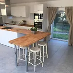 6bed-sleeps12-groupretreat-yogastudio-petfriendly