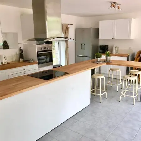 6bed-sleeps12-groupretreat-yogastudio-petfriendly Holiday home