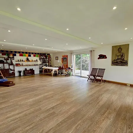 6bed-sleeps12-groupretreat-yogastudio-petfriendly Holiday home *